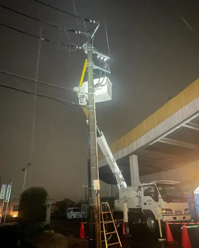 先日のＰＡＳ交換の様子です👷
 
こちらの商業施設は年中無休ということで夜間の工事でご対応させていただきました🌃
お客様のご都合に合わせご対応可能ですのでまずはご相談ください！
 
一般的に耐用年数10年～15年と言われています。
故障してから慌てても遅いですからこういうリスク管理は大切ですね⚠️
 
2024年7月よりPASの値上げが予定されています😱
ご検討されている方は値上げ前に交換しちゃいましょう👍
 
工事関係者の皆様、深夜の雪の中有難うございました⛄️🙇‍♂️
 
#PAS
#気中負荷開閉器
#１号柱
#キュービクル
#変電所
#電気工事
#電気工事士
#リスク
#リスクマネジメント
#停電
#高所作業車
#群馬
#高崎