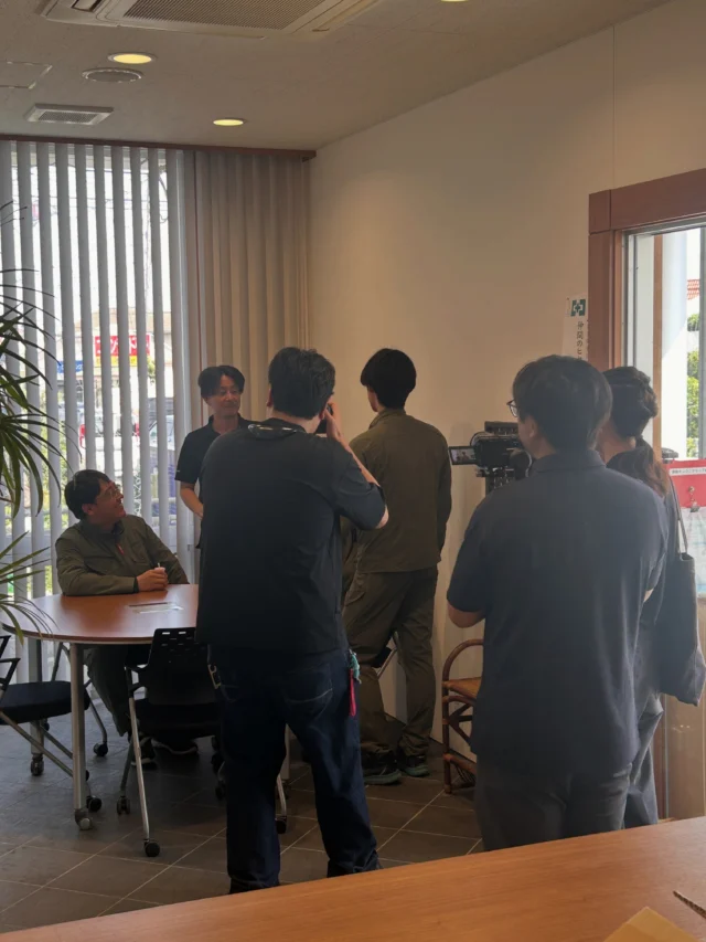 ただいま、ホームページの会社案内用に
📸「佐藤工業の日常の一コマ」を撮影中！

いつもの仕事風景や、普段の何気ない瞬間まで。
佐藤工業らしさが伝わる写真を撮っています⚡️

どんな仕上がりになるのか…
乞うご期待です😎✨

#佐藤工業 #電気工事 #会社案内 #ホームページリニューアル準備中